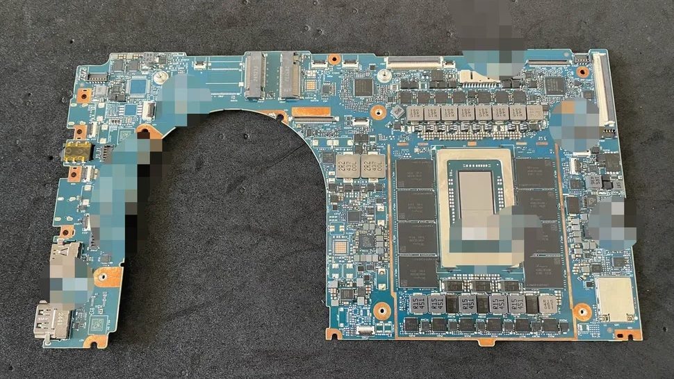 На выставке Computex 2026 Nvidia представила платформу RTX Spark, которая превращает Windows в операционную систему с поддержкой AI-агентов. Новинка основана на архитектуре Arm и включает суперчип с процессором на 20 ядер, графикой Blackwell и 128 ГБ унифицированной памяти.