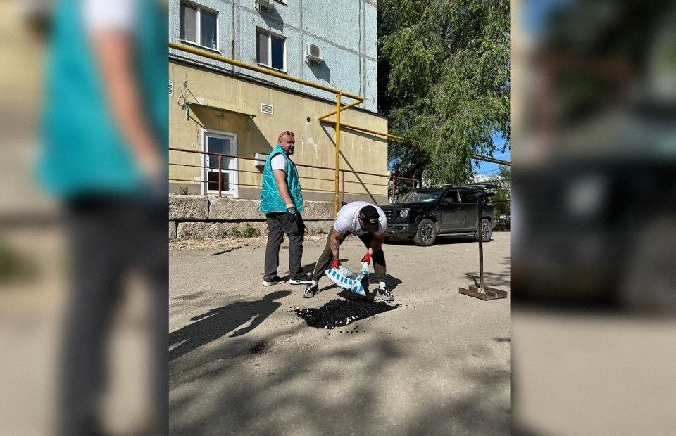    Местные жители решили сами заняться ремонтом ям. Фото: Алексей Томчук