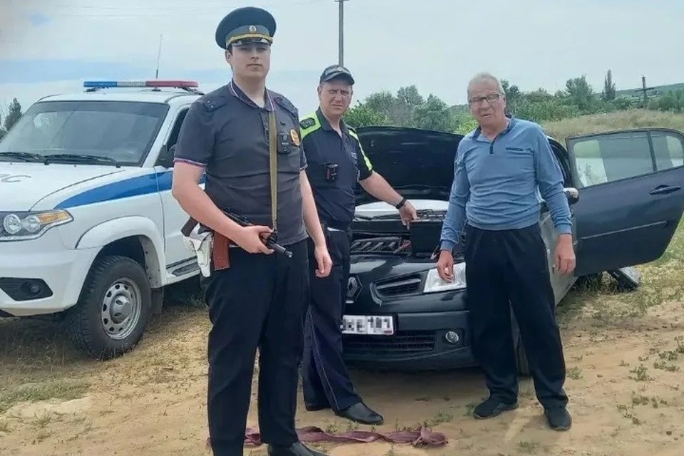    На трассе в Краснодонском районе инспекторы ГИБДД помогли водителю. ФОТО: МВД по ЛНР