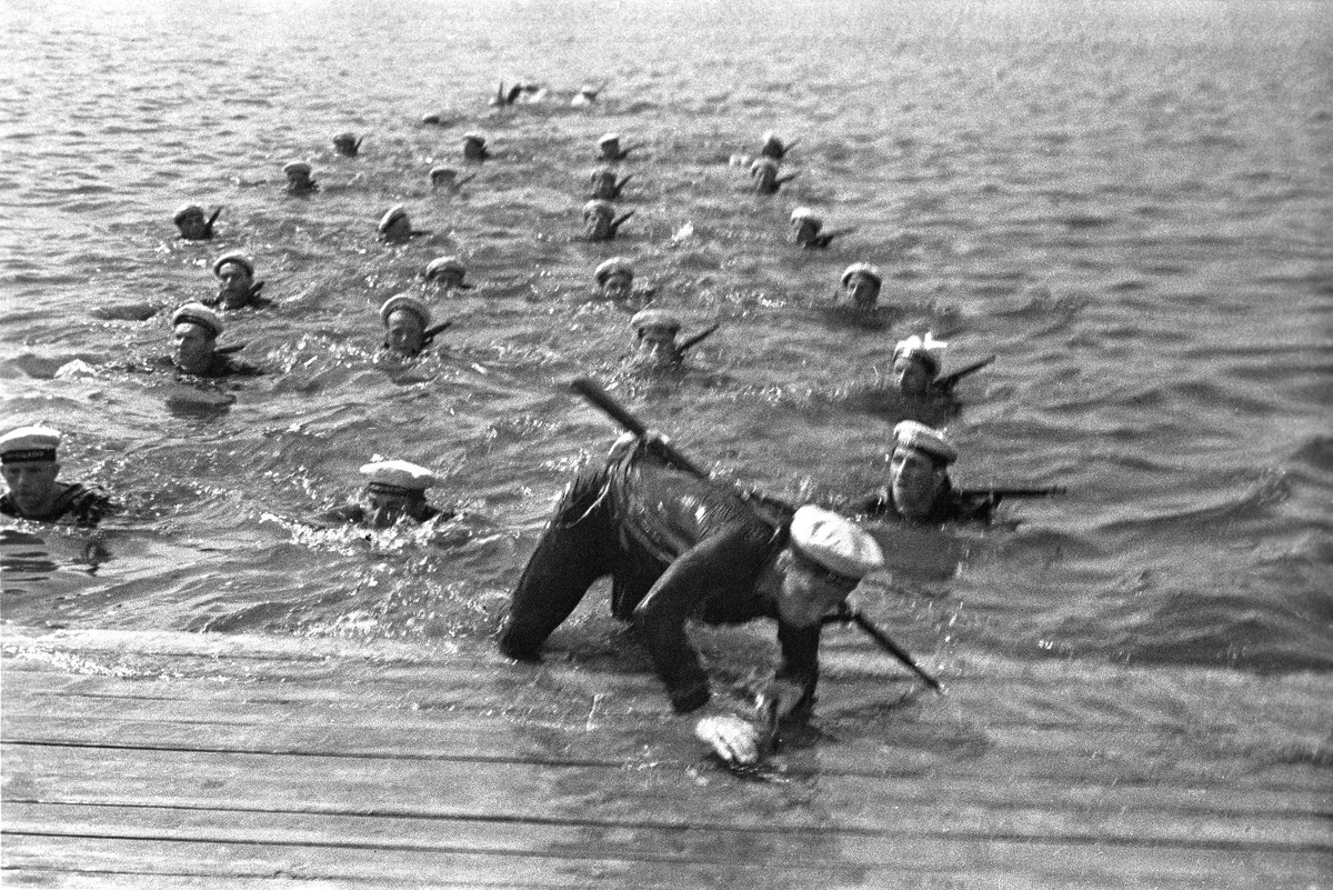    1939 год. Показательные выступления моряков. Высадка морского десанта. Празднование Дня Военно-Морского флота СССР. Северный (Химкинский) речной вокзал. Москва, 22 июня 1939 г. /Анатолий Гаранин / РИА Новости