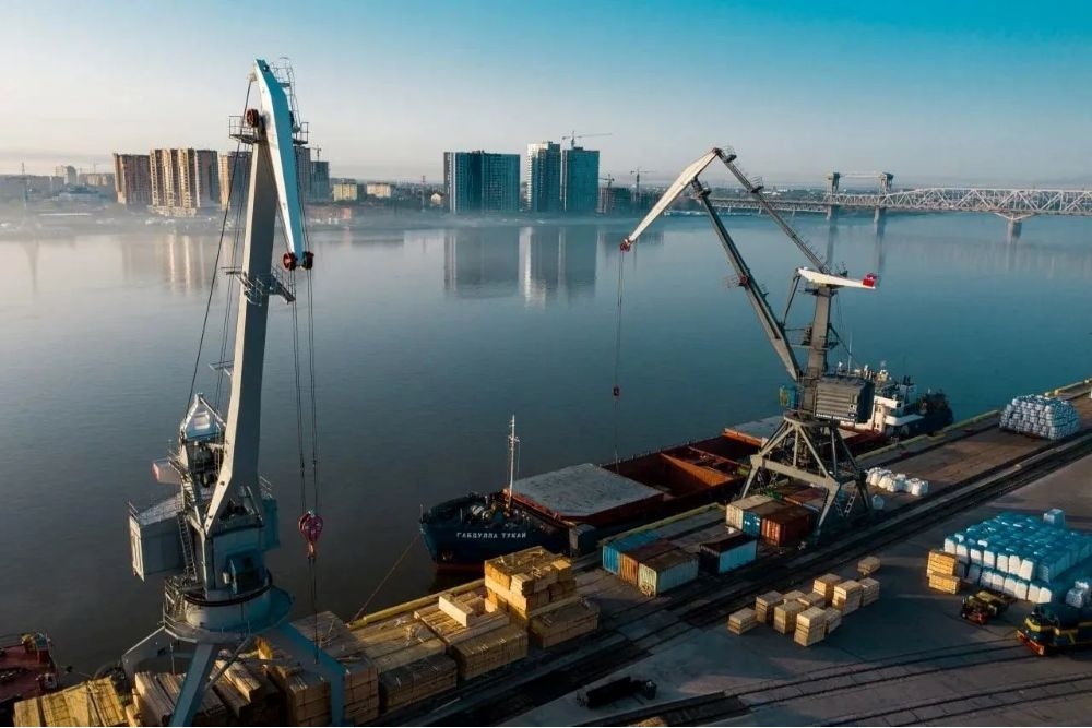    Через астраханские морские порты с начала года прошло более двух миллионов тонн грузов, где основная часть - это зерно / Министерство промышленности, торговли и энергетики Астраханской области