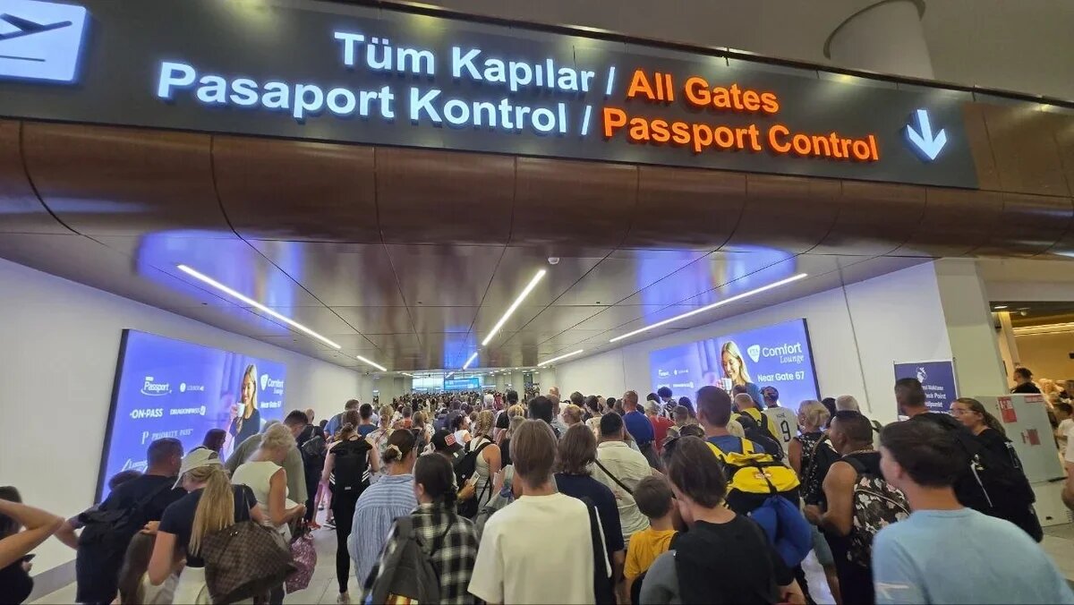    Очереди на паспортном контроле на вылете в аэропорту Антальи, июль 2025 года. Фото: предоставлено Aviaroyale
