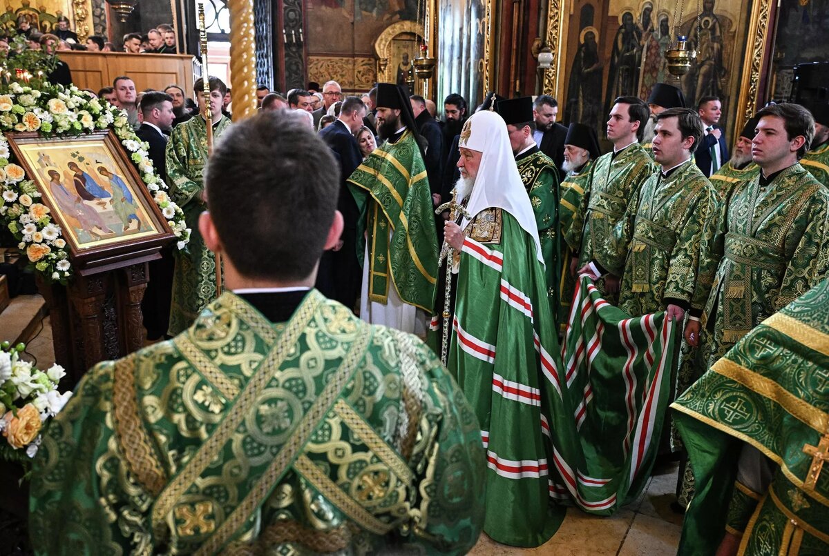 Патриарх Московский и всея Руси Кирилл проводит божественную литургию в праздник Святой Троицы в Успенском соборе Троицко-Сергиевой Лавры | © РИА Новости / Кристина Соловьёва
