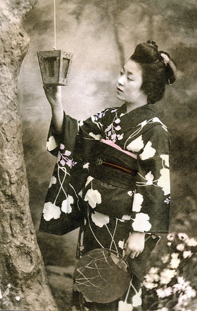 «Любуемся светлячками в клетке». Япония, 1900 год.