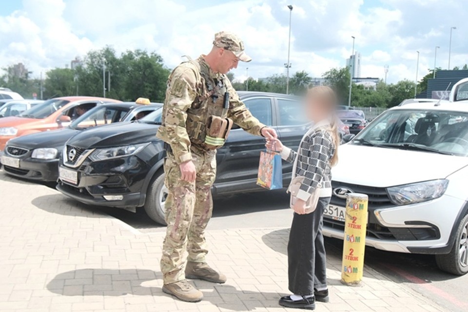    Бойцы военной полиции ВС РФ поздравили юных жителей Донецка с Днем защиты детей. Фото: Минобороны России