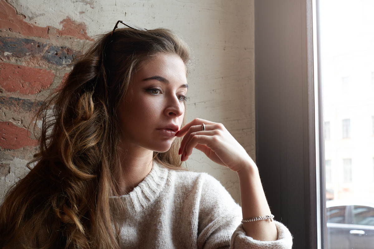 <a href="https://www.magnific.com/free-photo/expressive-young-girl-posing-indoor_11195109.htm">Image by shurkin_son on Magnific</a>
