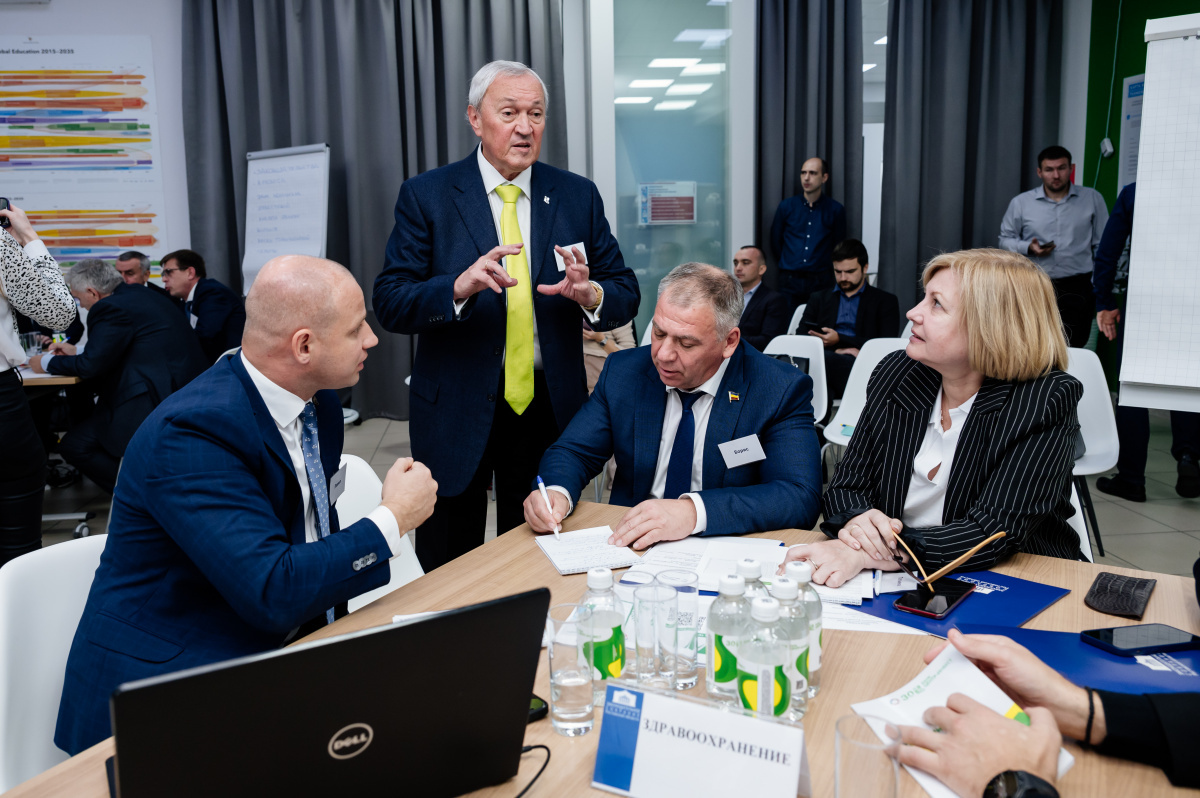 Василий Высоков с участниками Парламентского хакатона «Законотворческая деятельность региона в экономике трансформаций». Организаторами мероприятия выступили Законодательное собрание Ростовской области и банк «Центр-инвест». 2023 год.
