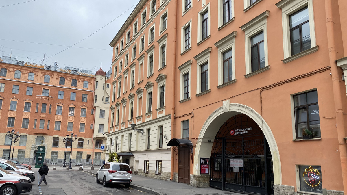 Вход в музей из Чебоксарского переулка