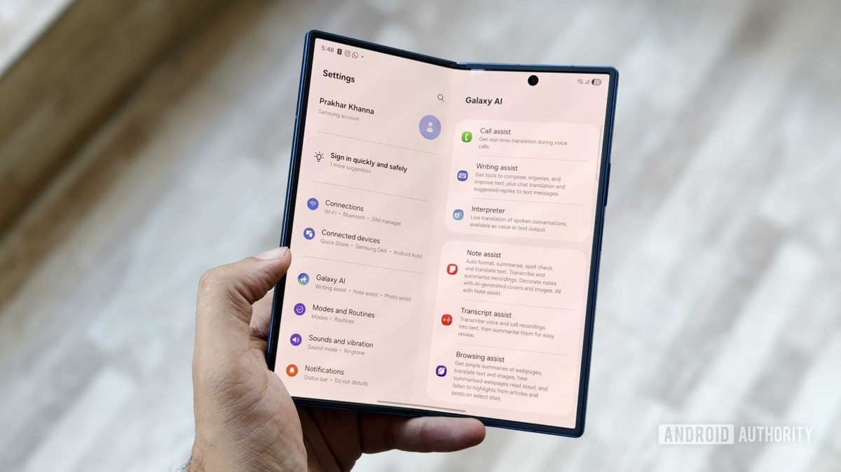 Слухи о грядущем Samsung Galaxy Z Fold 8 обретают новые подробности: компания может представить сразу два варианта смартфона с принципиально разными дизайнами.
