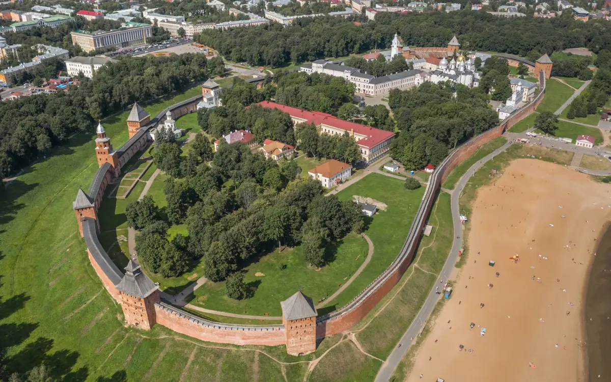 Вид с воздуха на Великий Новгородский Кремль в России. Источник: Shutterctock, Aleksandr Medvedkov