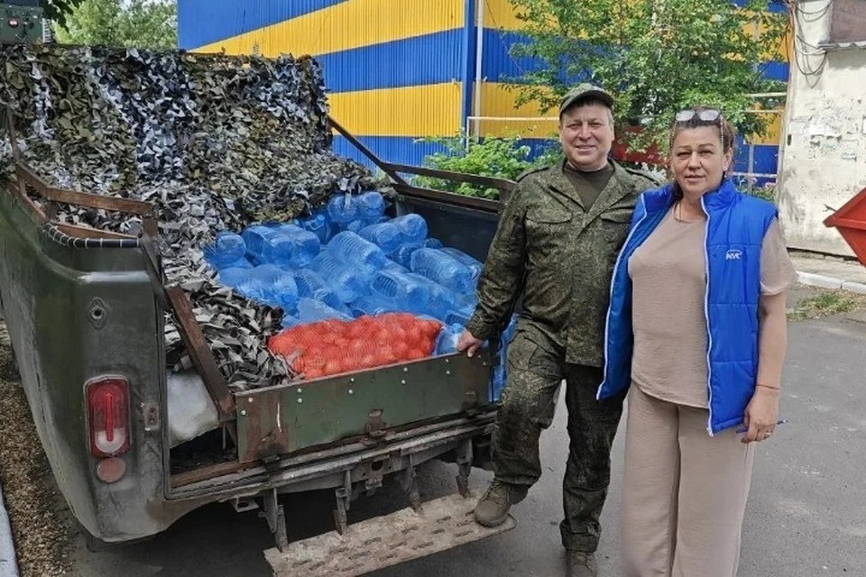    Активисты Рубежного передали бойцам около 4 тонн воды, сладости и овощи. ФОТО: ЕР