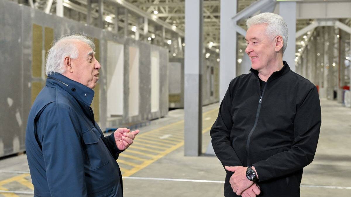    Мэр Москвы Сергей Собянин и генеральный директор компании Сергей Амбарцумян во время открытия роботизированного завода про производству крупногабаритных модулей для возведения зданий / Фото: Пресс-служба мэра и правительства Москвы / АГН Москва