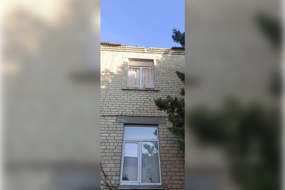    Дрон повредил здание начальной школы. Фото: Евгений Балицкий/МАХ