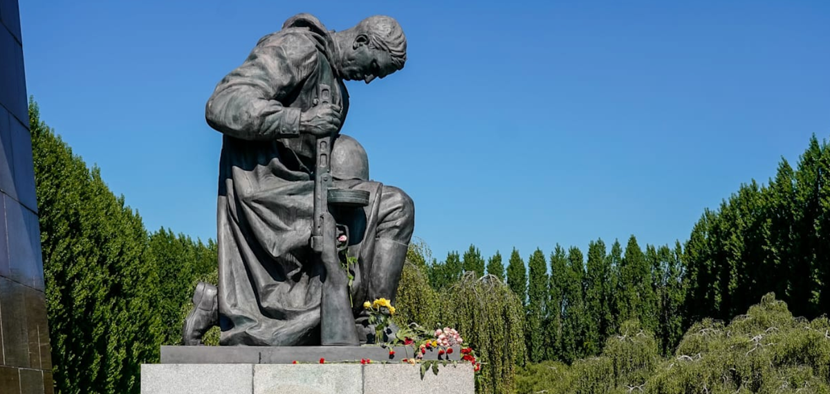 Солдат с автоматом Калашникова: часть советского мемориала в Трептов-парке в Берлине © picture alliance/SULUPRESS.DE/Marc Vorwerk/SULUPRESS.DE [так в тексте. Антироссийские дебилы не могут отличить Калашников от ППШ — прим. «Мекленбургского Петербуржца»]