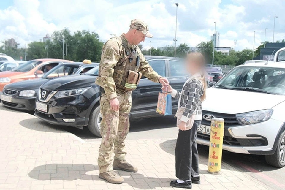    Военнослужащие ВС РФ поздравили юных жителей ДНР с Днем защиты детей. Фото: Минобороны России
