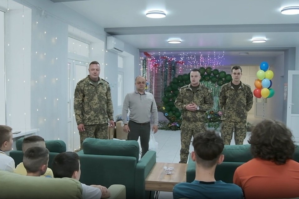    Военнослужащие ВС РФ поздравили юных жителей ДНР с Днем защиты детей. Фото: Минобороны России
