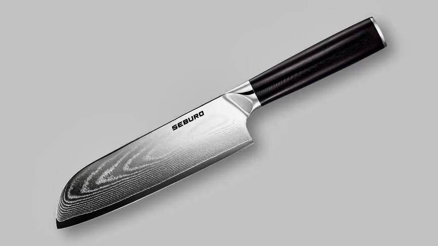 Сантоку (210 г, ширина клинка 4,8 см) — универсальный инструмент для мяса, рыбы и овощей одновременно. Название переводится как «три хороших вещи»: один нож заменяет три специализированных.
