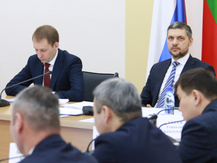 Март 2020 года. Глава Минвостокразвития и Арктики РФ и губернатор Забайкалья Александр Осипов публично обещают чарским детям ремонт школы / фото: пресс-служба правительства Забайкальского края
