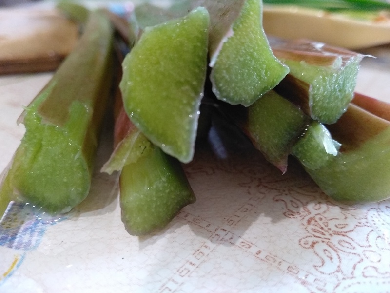 Кожица у ревеня тонкая, хотя грубая