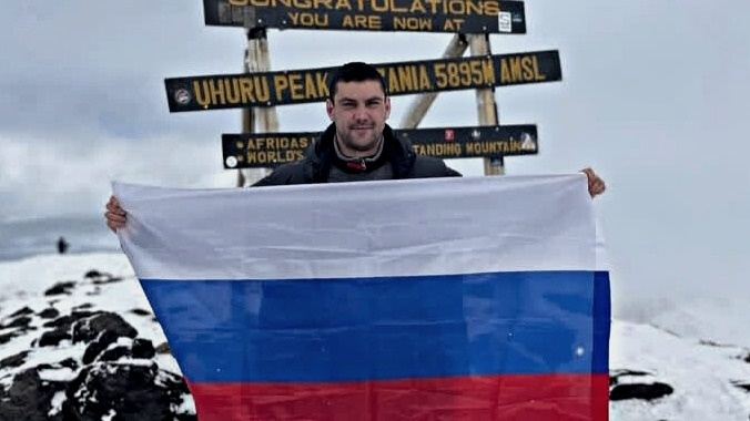 27 января 2025 года Евгений Тищенко поднялся на вершину Килиманджаро и сделал несколько фотографий с развёрнутым флагом