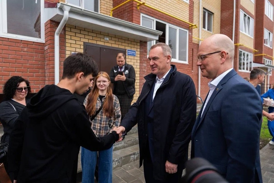    Руслан Кухарук вручил ключи от новых квартир в Урае. Фото: канал Руслана Кухарука