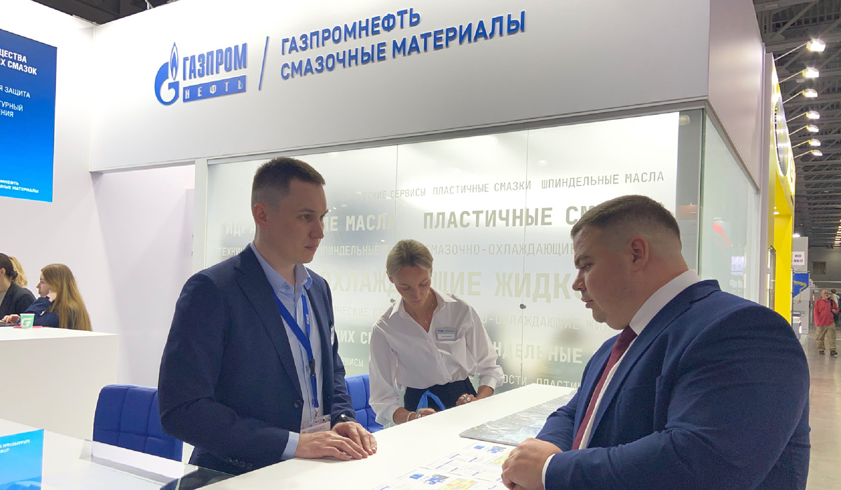 Операционный директор компании "Юмак" Евгений Зеленов на переговорах на "Газпромнефть-СМ" на выставке «Металлообработка-2026». Источник: Пресс-служба компании ЮМАК Автор фото: Никита Белых