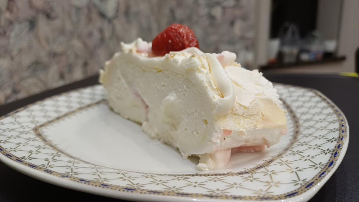 Кусочек меренгового рулета