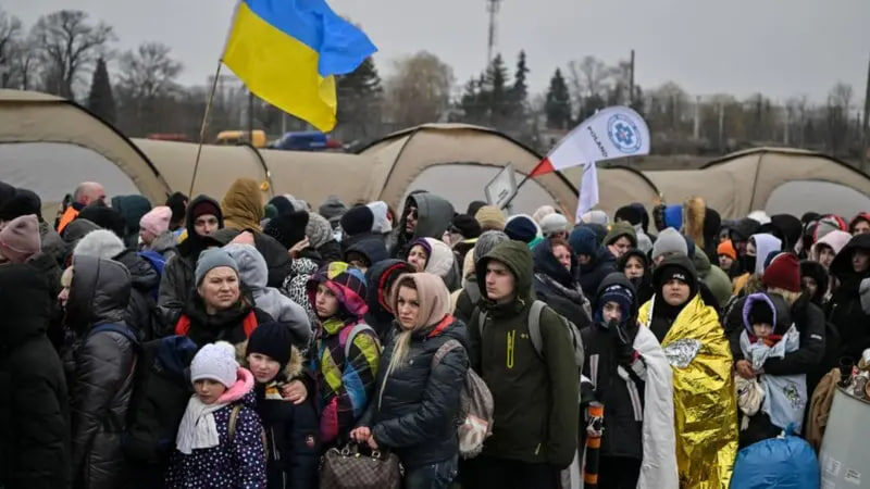 Беженцы из Украины пересекают польскую границу. (Getty Images)