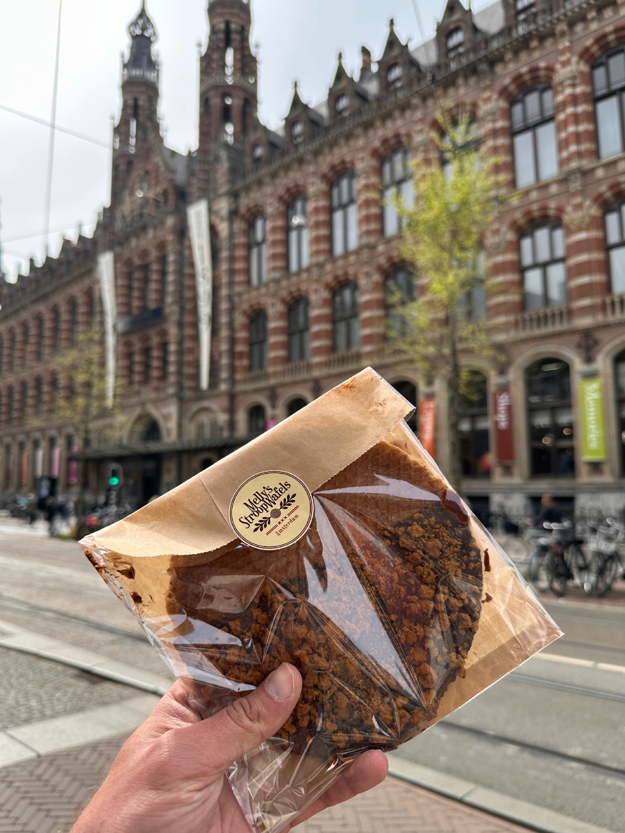 Голландская вафля из артизанской пекарни Melly's Stroopwafels с добавлением шоколада и печенья Lotus