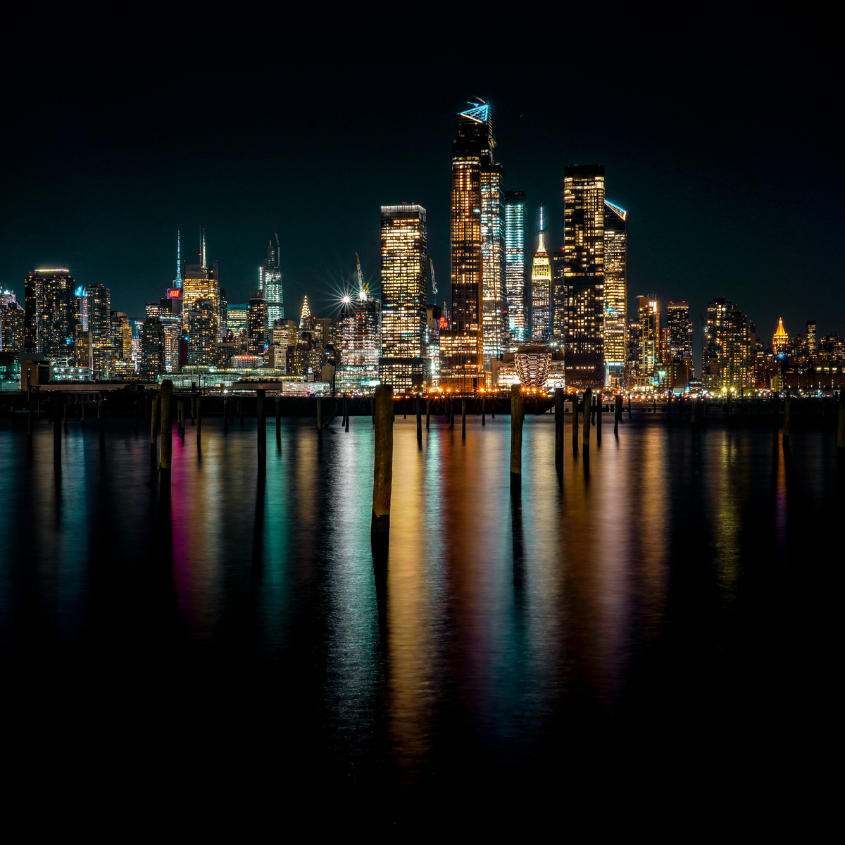 <a href="https://www.magnific.com/ru/free-photo/city-buildings-night_10399859.htm">Изображение от wirestock на Magnific</a>