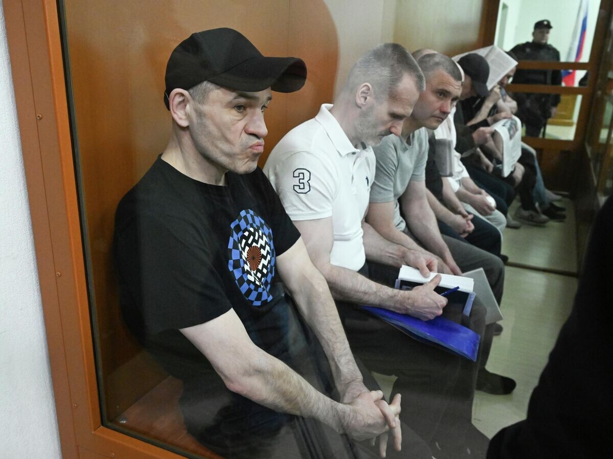    Бывшие представители силовых структур, участники банды Павла Христева, обвиняемые в похищениях и убийствах людей с 1998 года, перед началом заседания во Втором Западном окружном военном суде в Москве | © РИА Новости / Максим Блинов