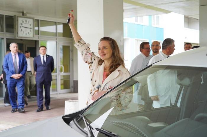 Семья получила ключи от автомобиля «Лада Ларгус». Фото © Telegram/ Александр Беглов