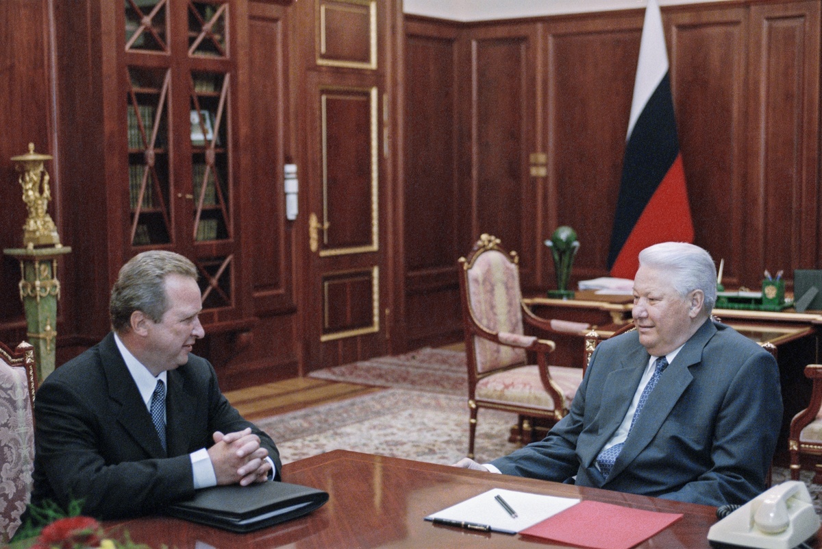    1999 год. Президент России Борис Ельцин и генеральный директор Федерального агентства правительственной связи и информации Владимир Матюхин (слева) во время рабочей встречи в Кремле. /Александр Сенцов, Александр Чумичев/ТАСС