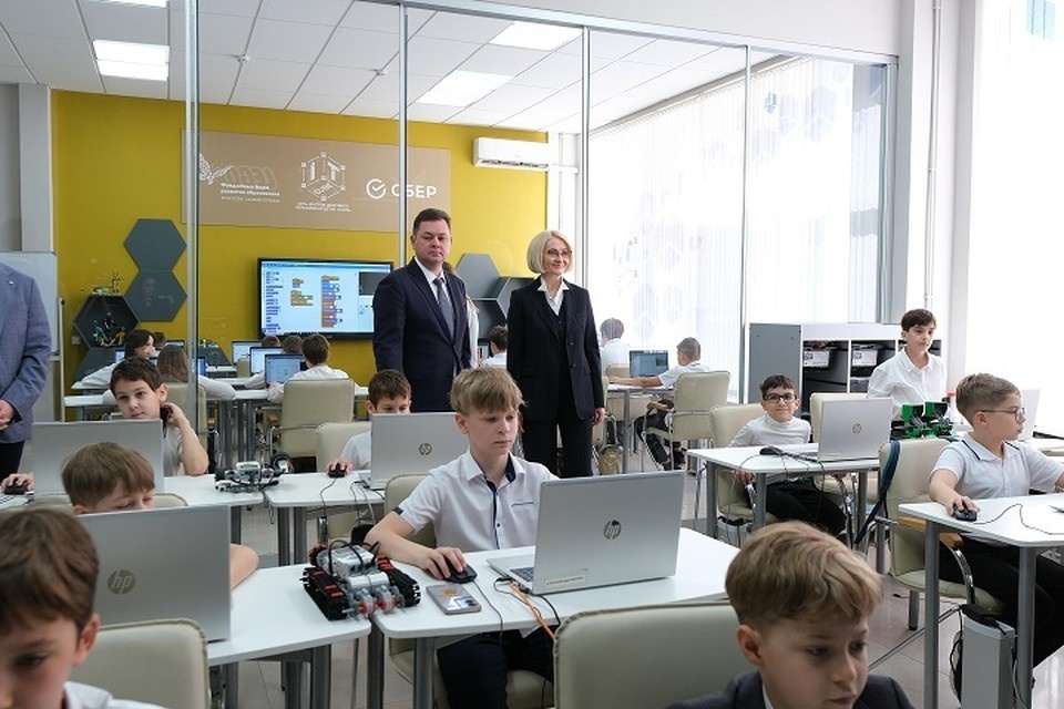    Вице-спикер Госдумы Виктория Абрамченко и замгубернатора Ростовской области Андрей Фатеев оценили разработки юных техников на новой выставке в Ростове. Фото: министерство образования Ростовской области.