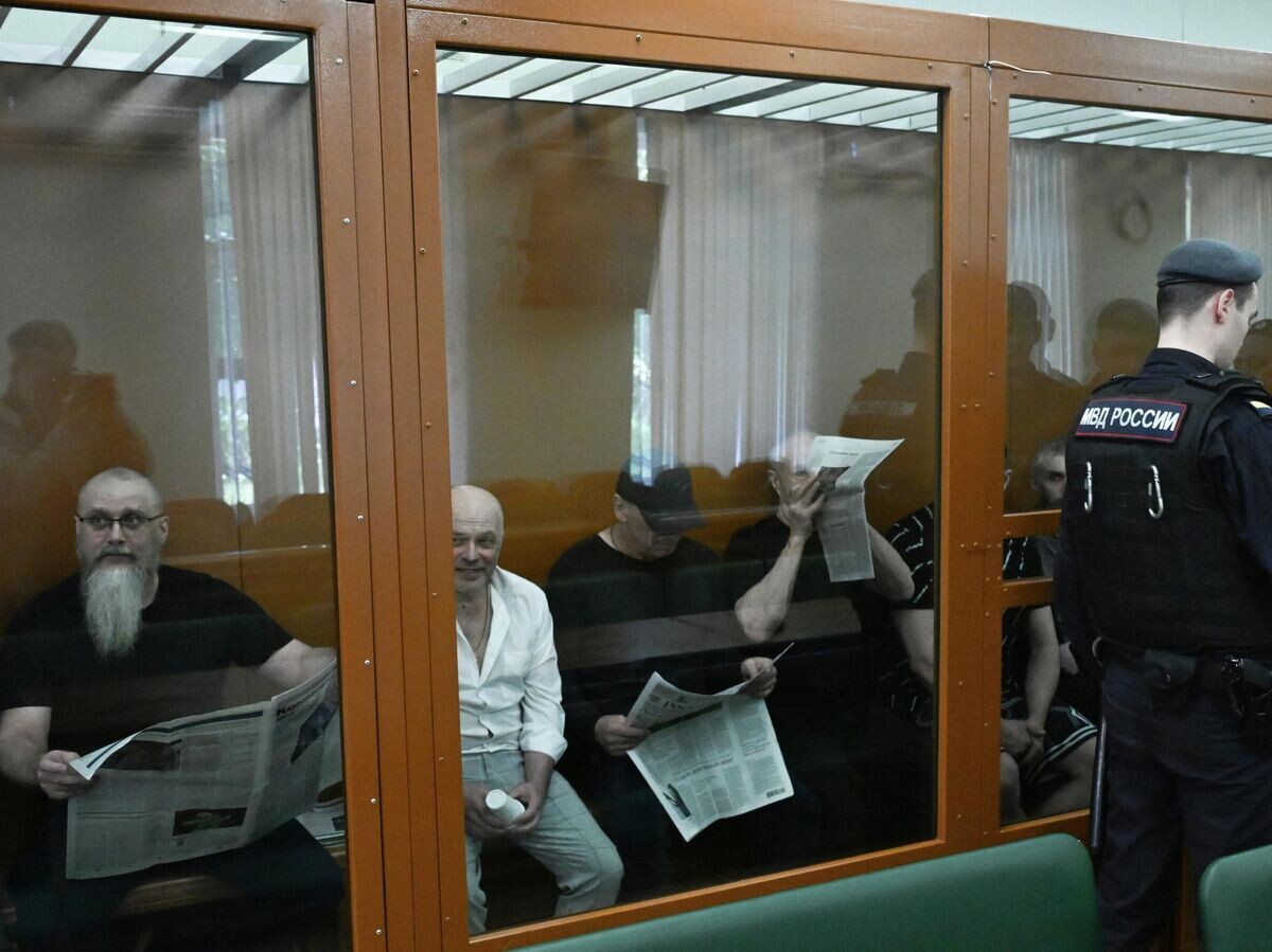    Бывшие представители силовых структур, участники банды Павла Христева, обвиняемые в похищениях и убийствах людей с 1998 года, перед началом заседания во Втором Западном окружном военном суде в Москве | © РИА Новости / Максим Блинов