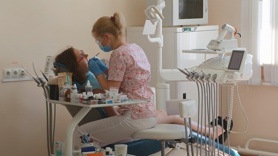 У жительницы Красноярска ухудшилось зрение после установки виниров