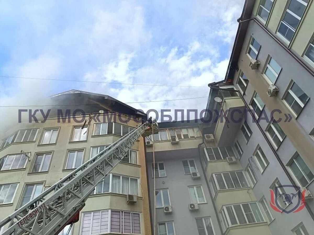    Пожарные ликвидируют возгорание в жилой многоэтажке в Звенигороде | © Фото : ГКУ МО "Мособлпожспас"/MAX