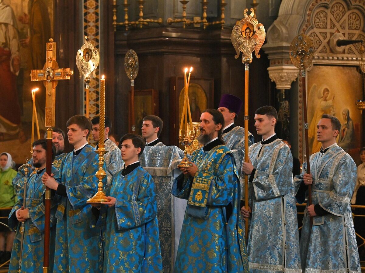    Священнослужители на божественной литургии в кафедральном соборном Храме Христа Спасителя в 5-ю седмицу Великого поста, праздник Благовещения Пресвятой Богородицы, день преставления святителя Тихона | © РИА Новости / Евгений Одиноков