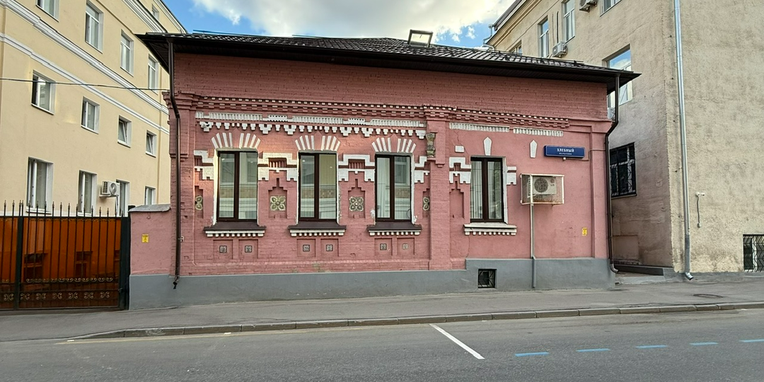 Прогулка по Москве. Скрытая жемчужина Поварской: загадочный особняк в стиле русского зодчества.