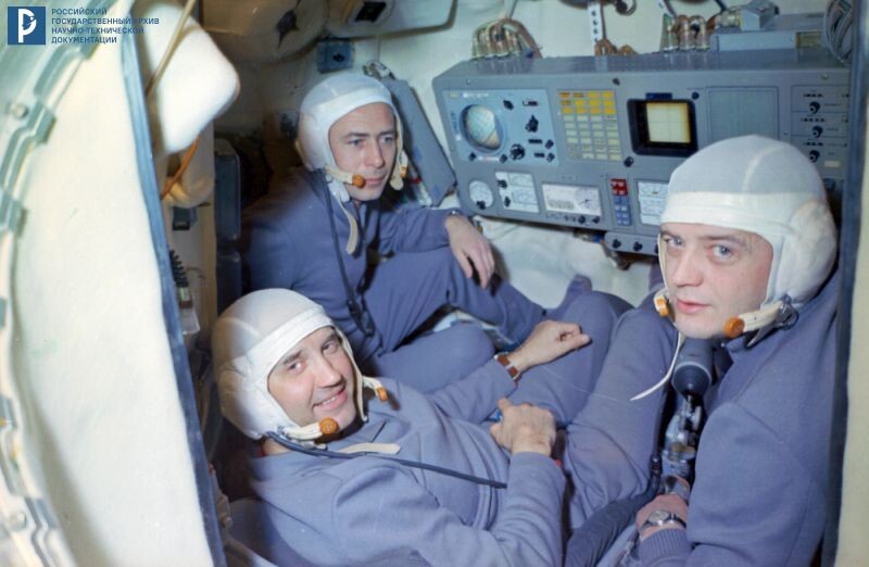 Экипаж космического корабля «Союз-11» – инженер-испытатель В.И. Пацаев, командир Г.Т. Добровольский и бортинженер В.Н. Волков в кабине корабля-тренажера. 1971 г. Автор съемки В.Г. Мусаэльян. РГАНТД. Арх.  № 1-506 цв.