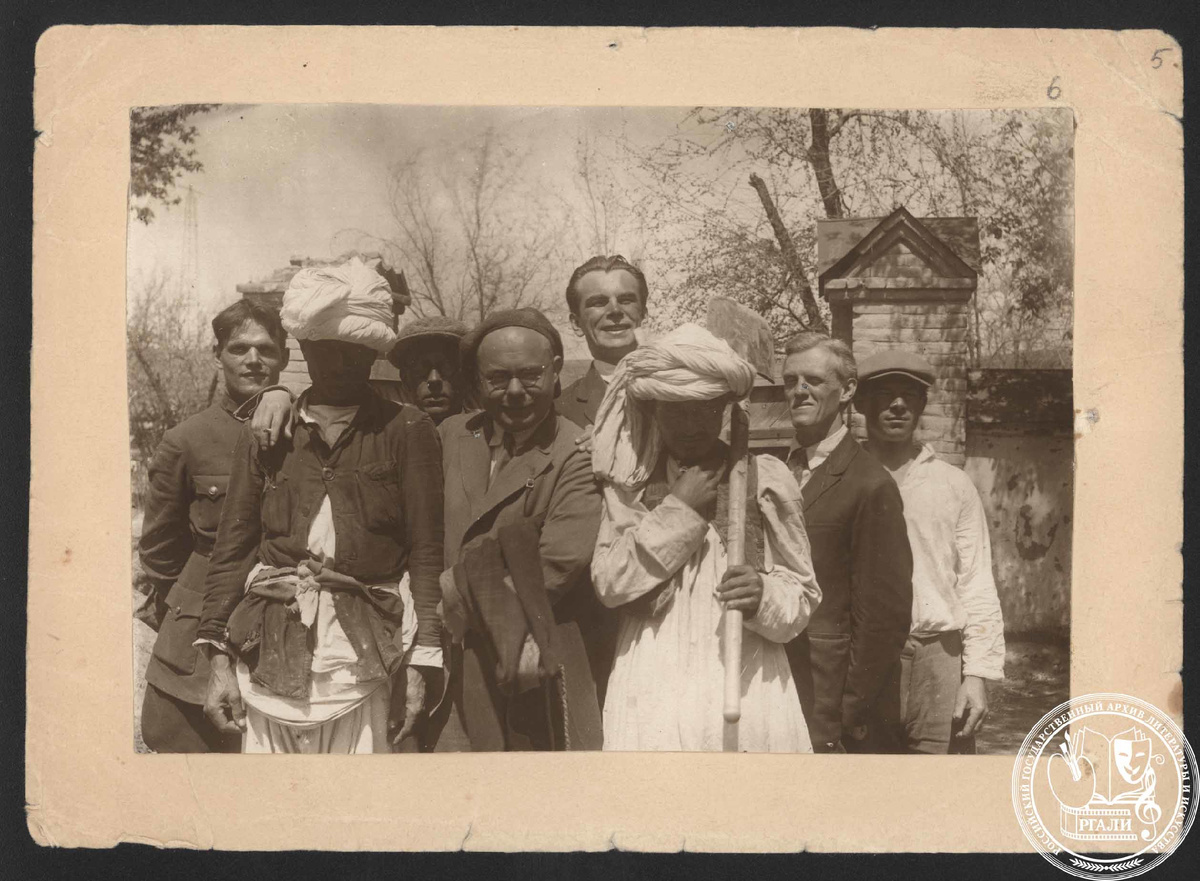 Фотографии П.А. Павленко с М.Л. Слонимским, В.А. Луговским, Н.С. Тихоновым, Вс. Ивановым и др.  1932-1942 гг. РГАЛИ. Ф. 2199. Оп. 3.
