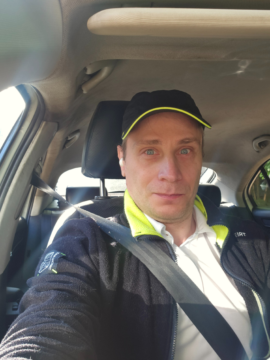 Только сел в автомобиль. Бодрое утро.