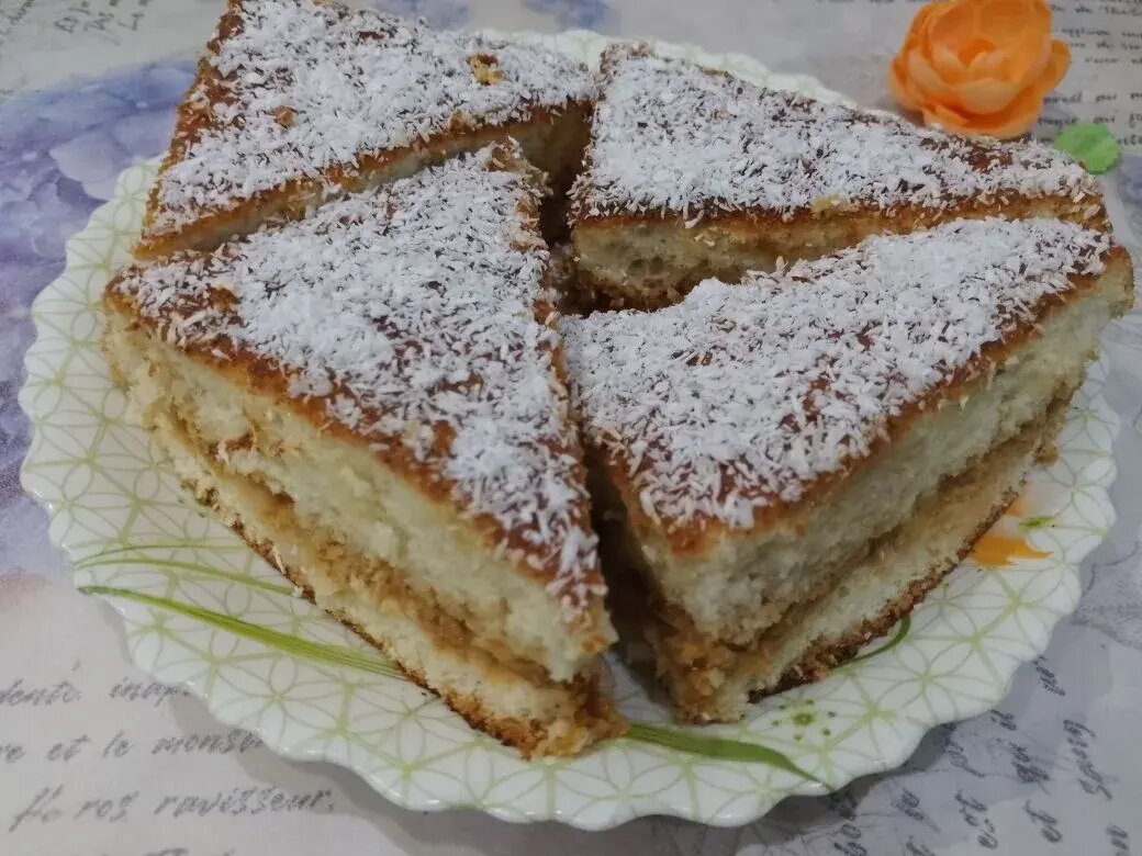 Бисквитный пирог с кремом и кокосовой стружки