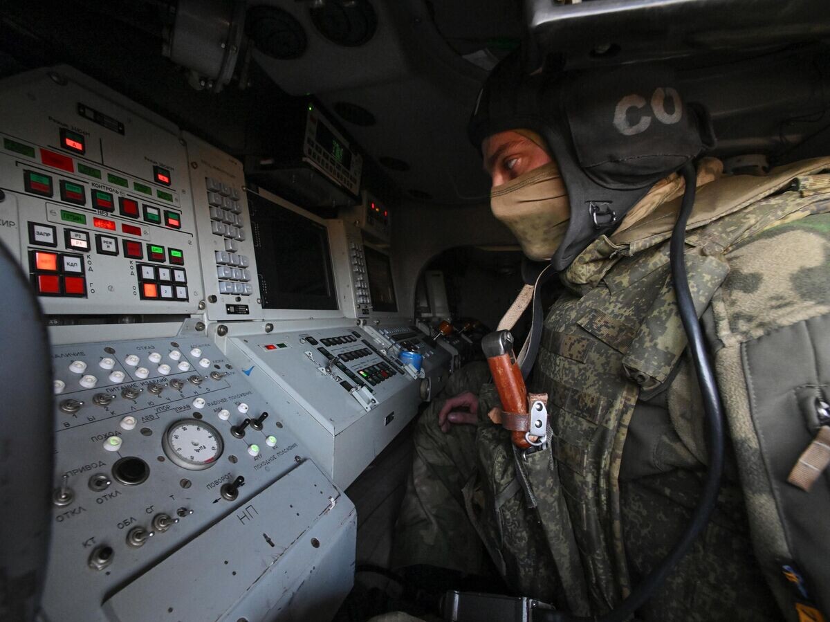    Военнослужащий зенитно-ракетного дивизиона ЦВО управляет зенитным ракетным комплексом "БУК М3" на СВО | © РИА Новости / Станислав Красильников