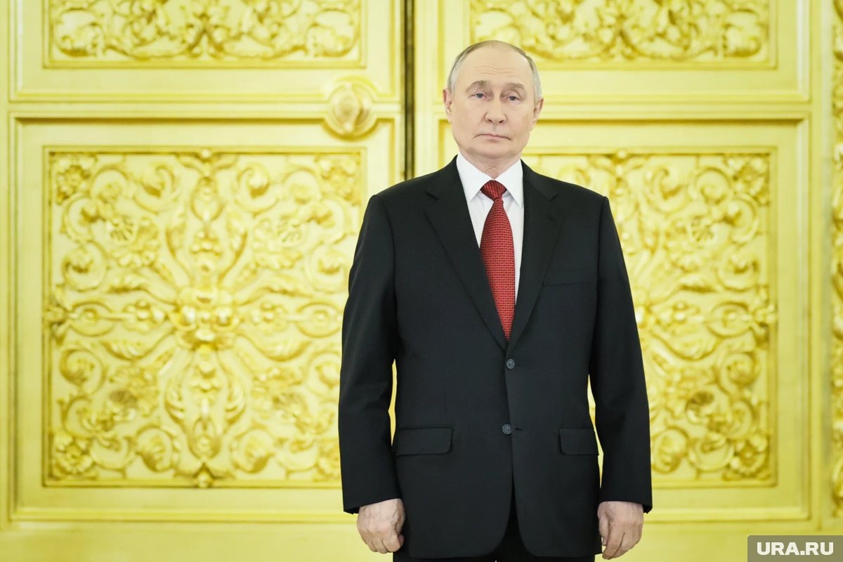     Путин наградил многодетную семью, приехавшую в Россию из Франции
