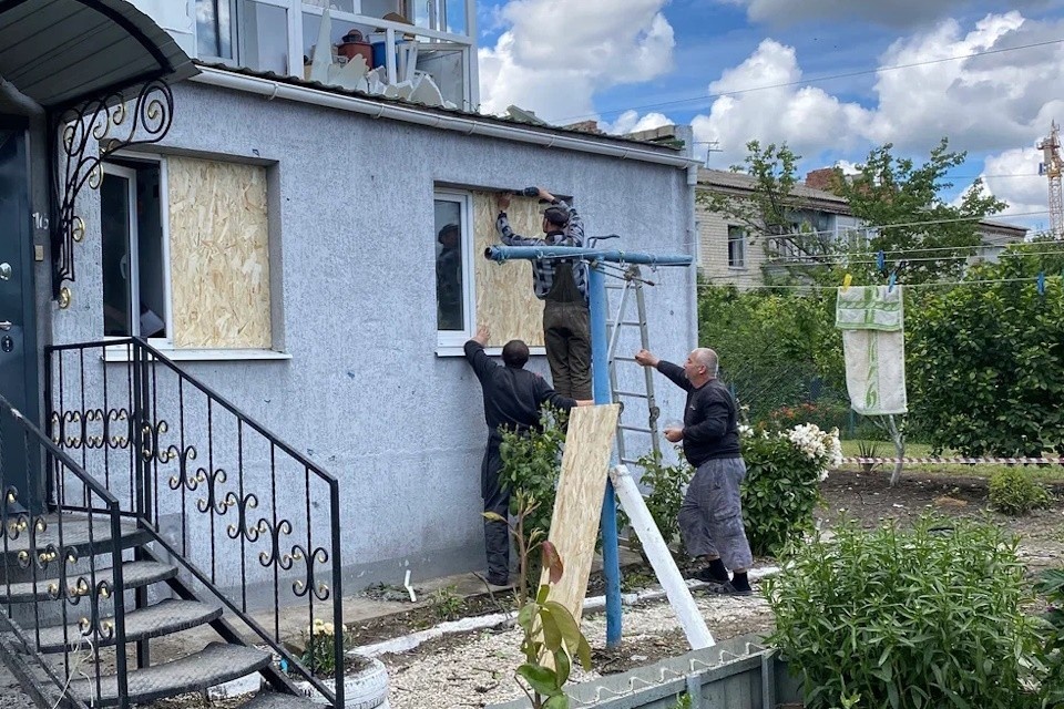    В Геническе волонтеры помогают ликвидировать последствия массированного удара ВСУ Фото: ЕР