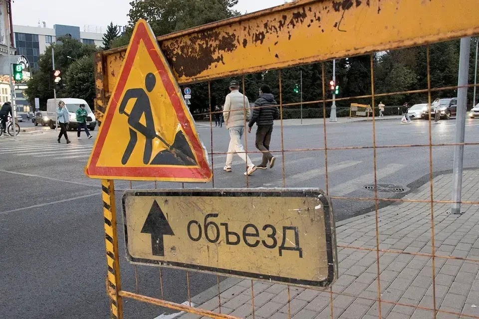    Водителей призвали не парковать машины на тепловых люках. Павел МАКАРОВ