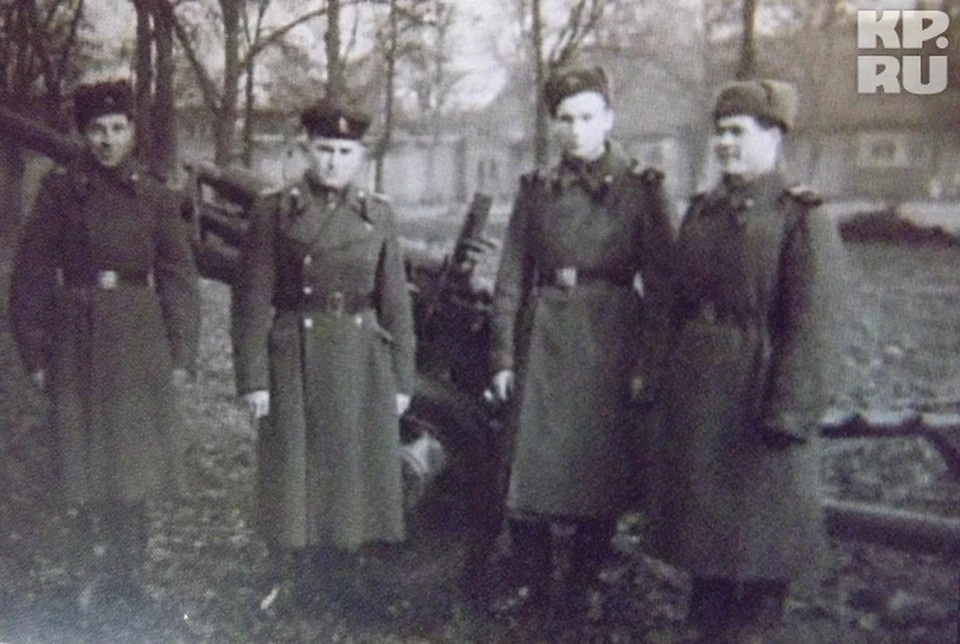    Иван Кладкевич (второй слева) с однополчанами в Германии, город Шверин. 1945 год.