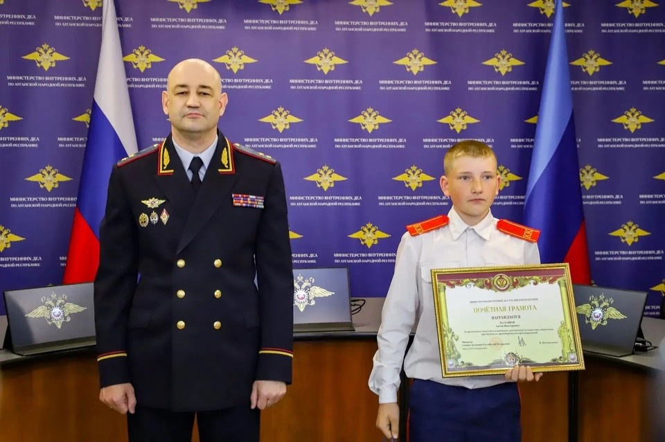    Министр внутренних дел ЛНР Алексей Кампф вручил награду Антону.
