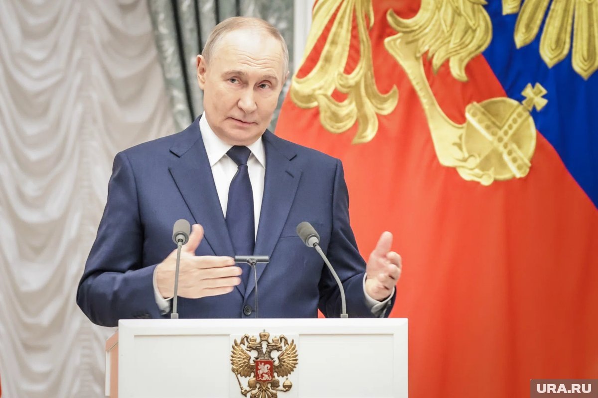     Французская семья подарила Путину статую